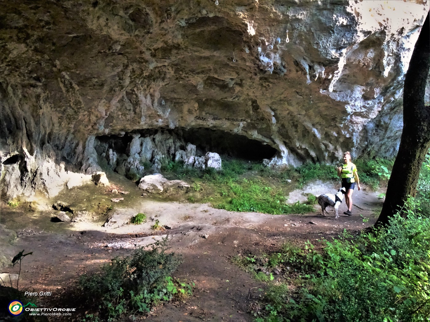 27 Sul piano ad osservare bene la grotta aperta sulla cascata.JPG